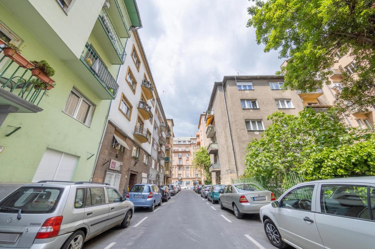 Margit Apartment *
